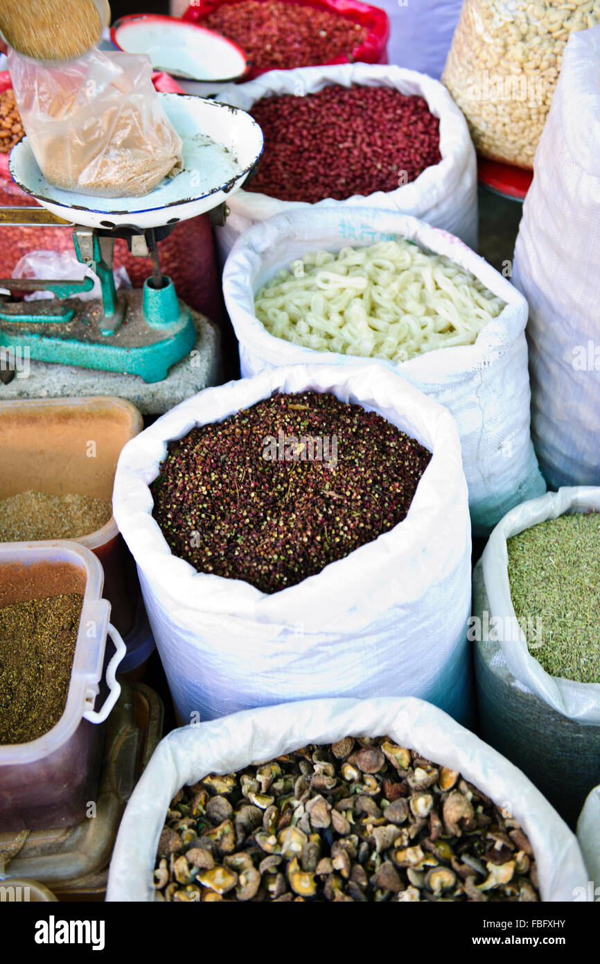 Shaxi,aliments,Marché,Légumes,épices Ingrédients médicinaux chinois de la province de Yunnan, Chine, République populaire de Chine, Chine Banque D'Images