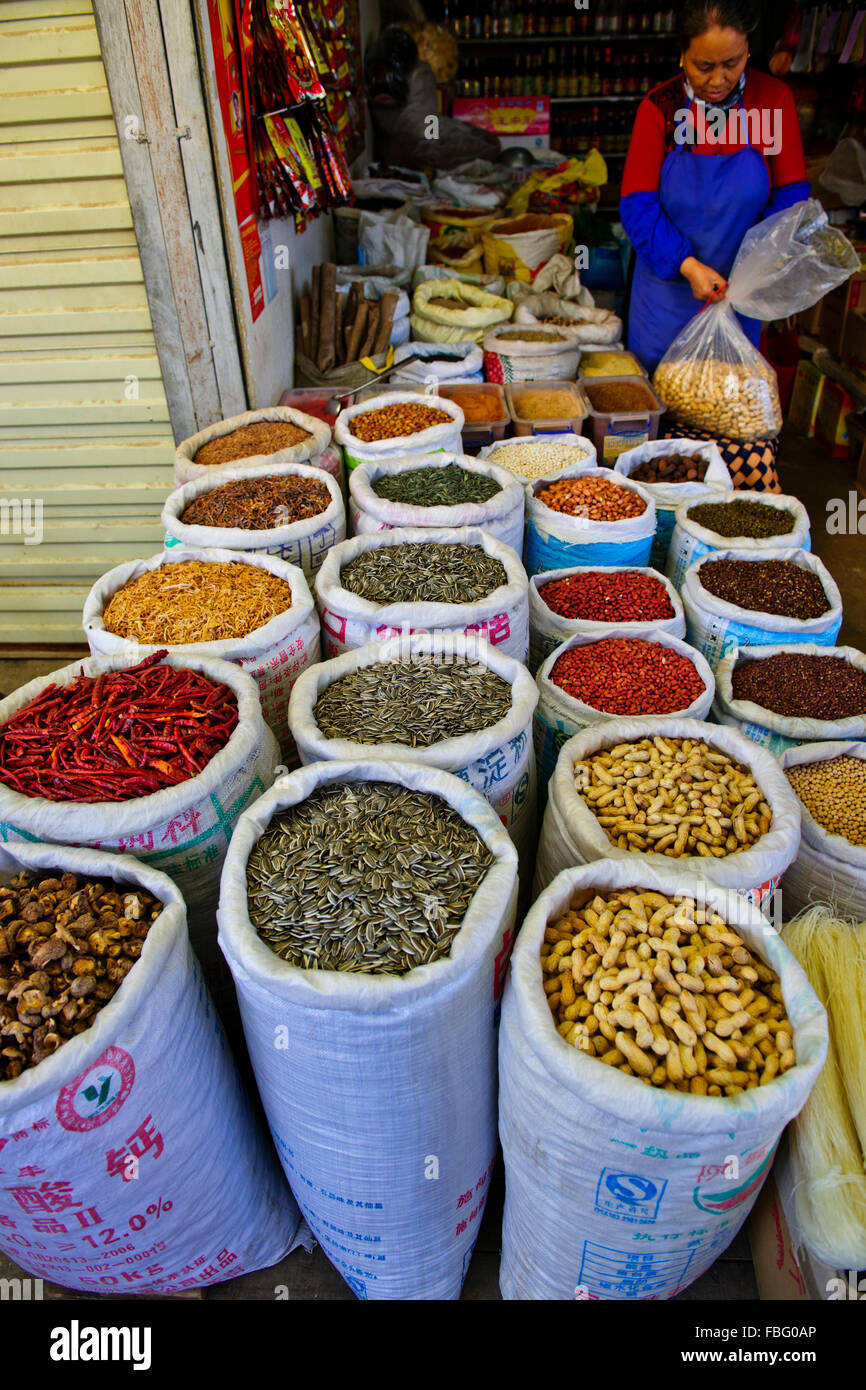 Shaxi,aliments,Marché,Légumes,épices Ingrédients médicinaux chinois de la province de Yunnan, Chine, République populaire de Chine, Chine Banque D'Images