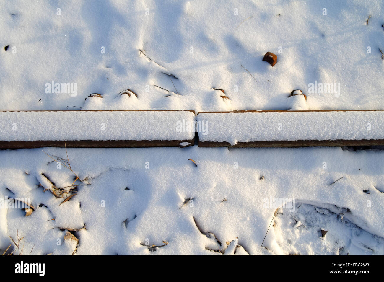 Gros plan du fer rouillé couvert de neige connexion rails Banque D'Images