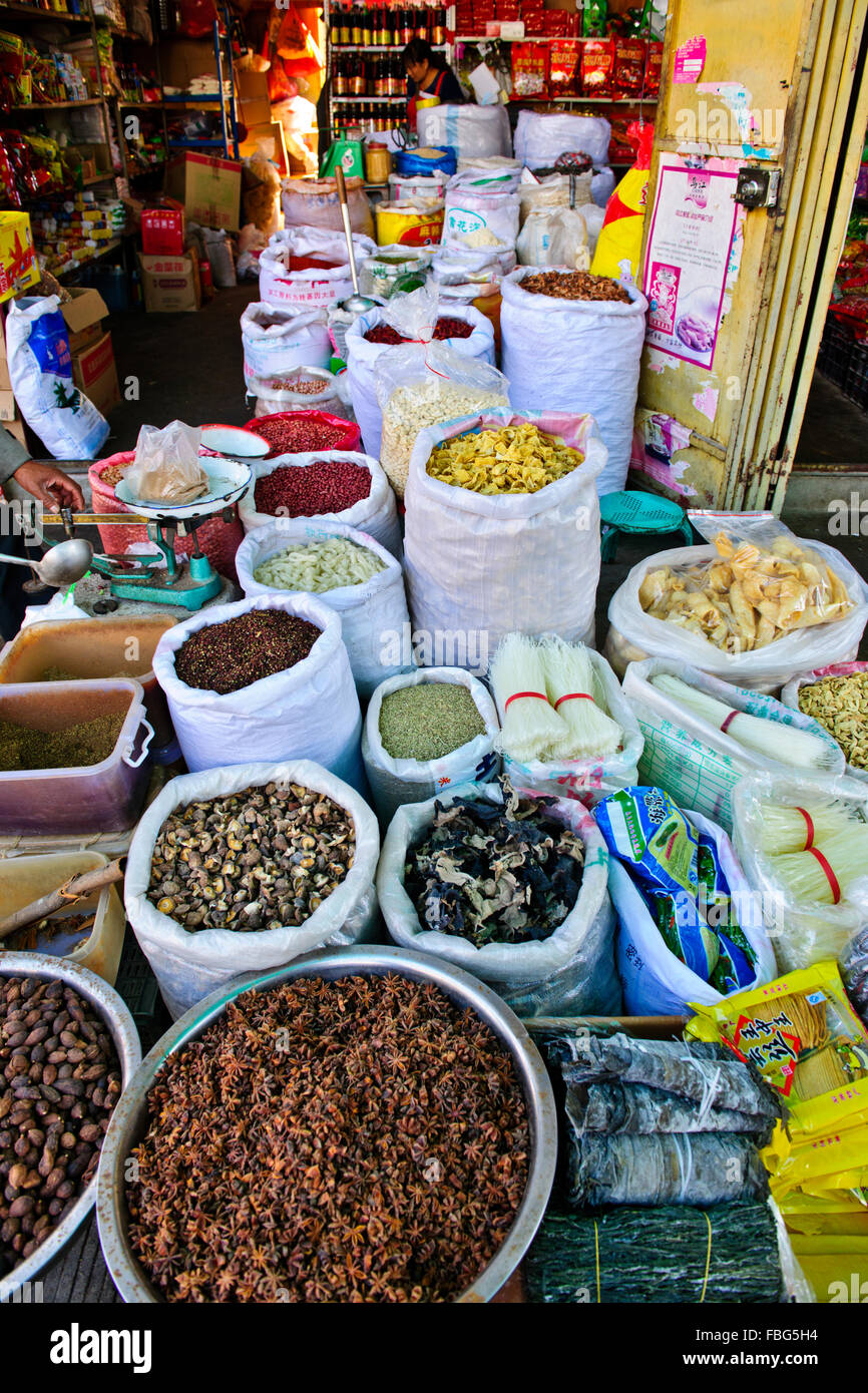 Shaxi,aliments,Marché,Légumes,épices Ingrédients médicinaux chinois de la province de Yunnan, Chine, République populaire de Chine, Chine Banque D'Images