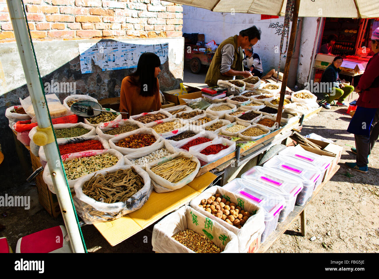 Shaxi,aliments,Marché,Légumes,épices Ingrédients médicinaux chinois de la province de Yunnan, Chine, République populaire de Chine, Chine Banque D'Images