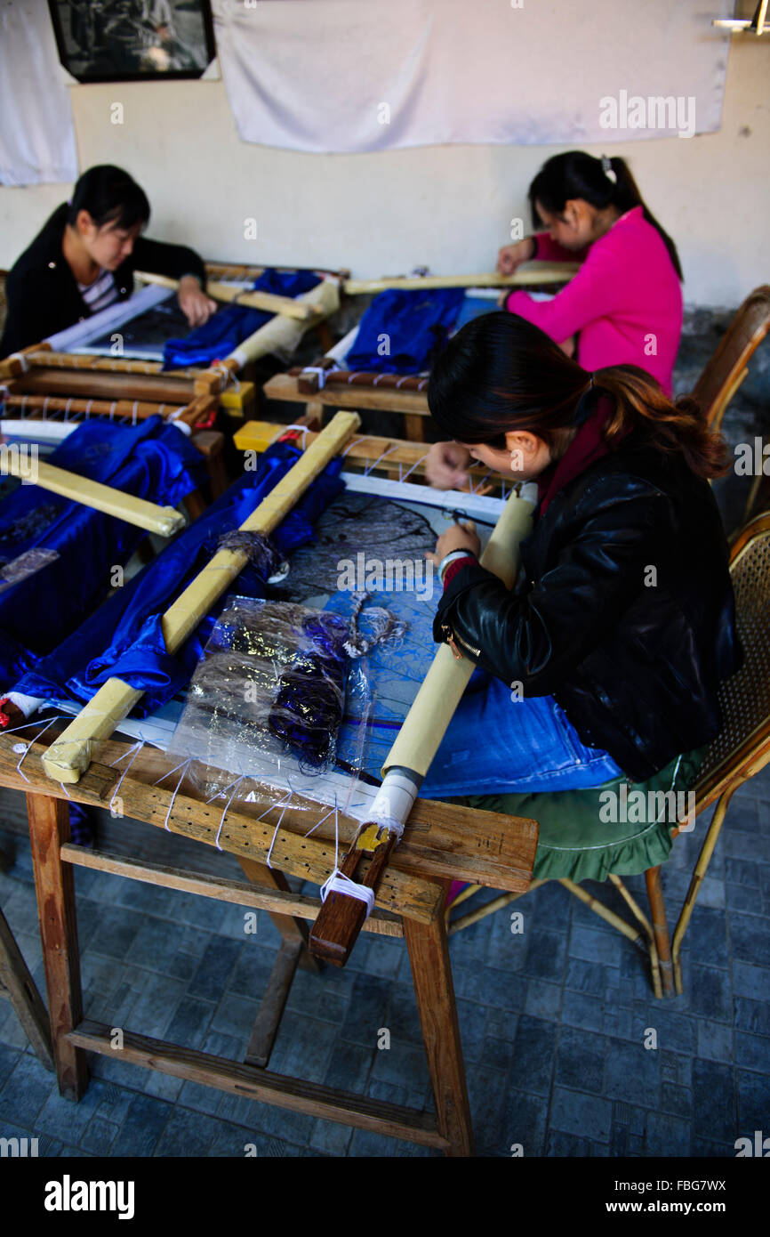 La tapisserie en soie,broderie,Naxi Baisha Institut,Broderie tapisserie murale, Thangkas bouddhistes,Dali, Yunnan Province,China,PRC Banque D'Images