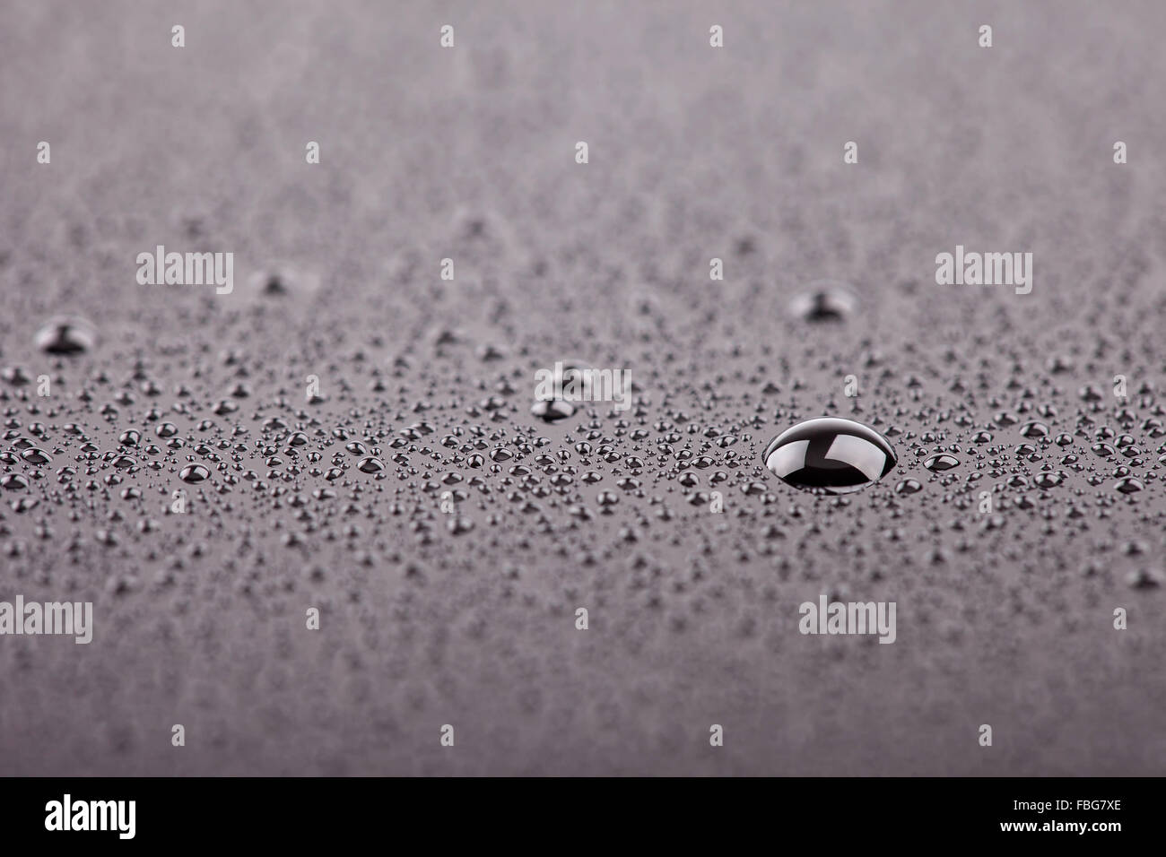 Abstract gouttes de pluie sur un fond noir libre Banque D'Images