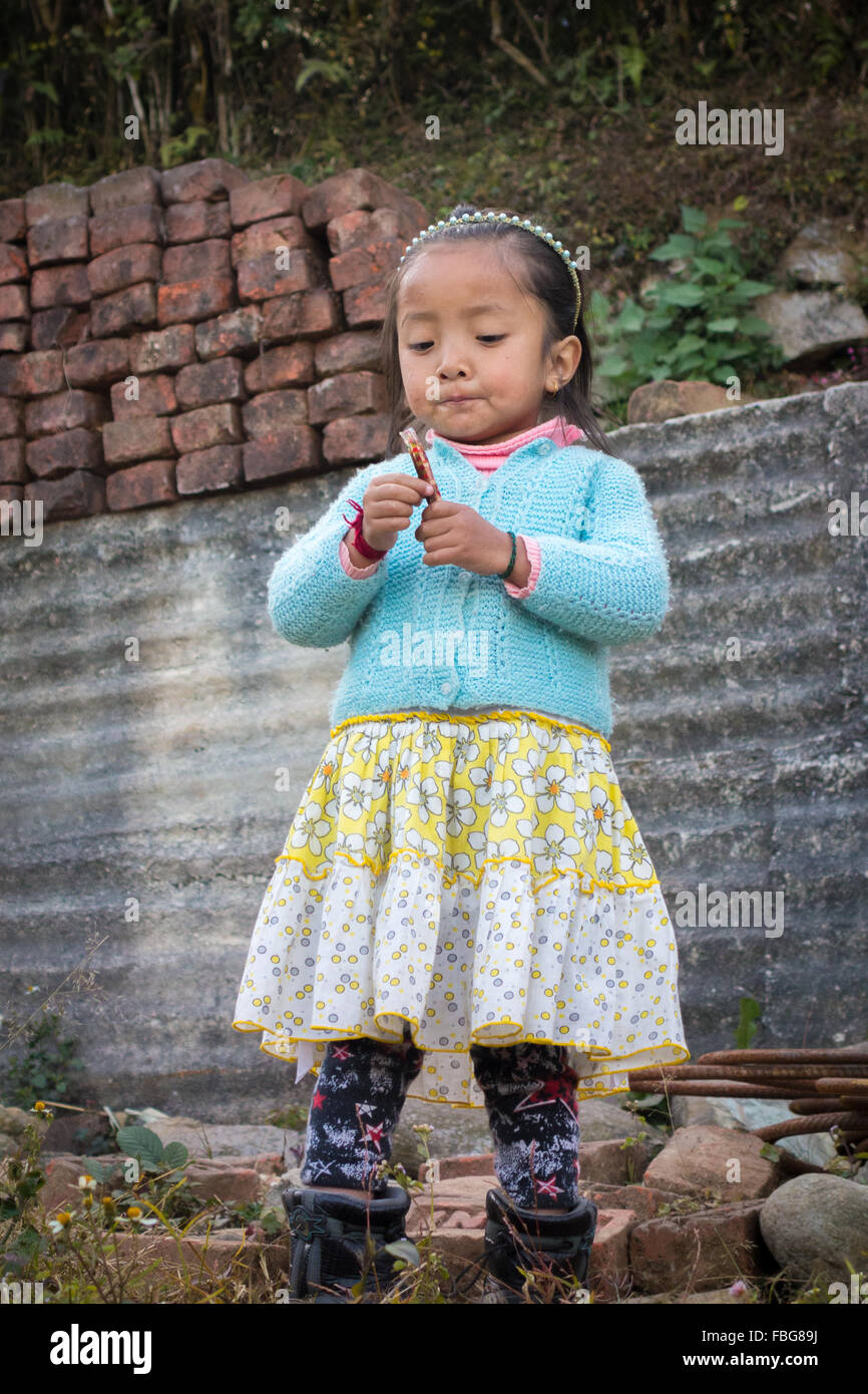 Portrait sincère d'un mignon petit sikkimese baby girl child wearing jaquette et chandail. Banque D'Images