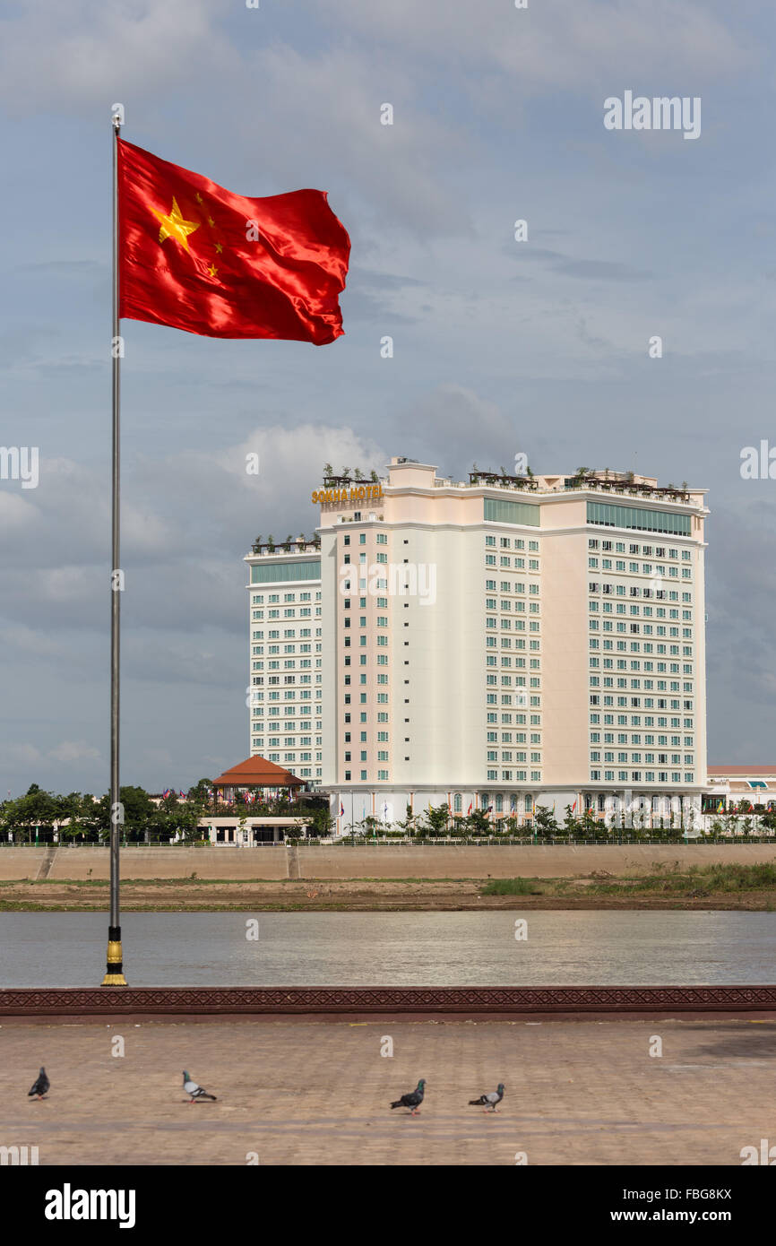 Hôtel Sokha, la rivière Tonlé Sap, drapeau chinois, Sisowath Quay, Phnom Penh, Cambodge Banque D'Images