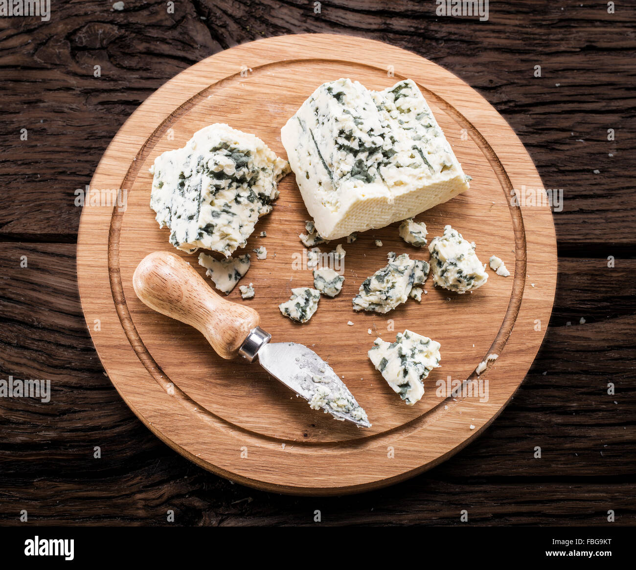 Fromage bleu danois sur une planche de bois. Banque D'Images