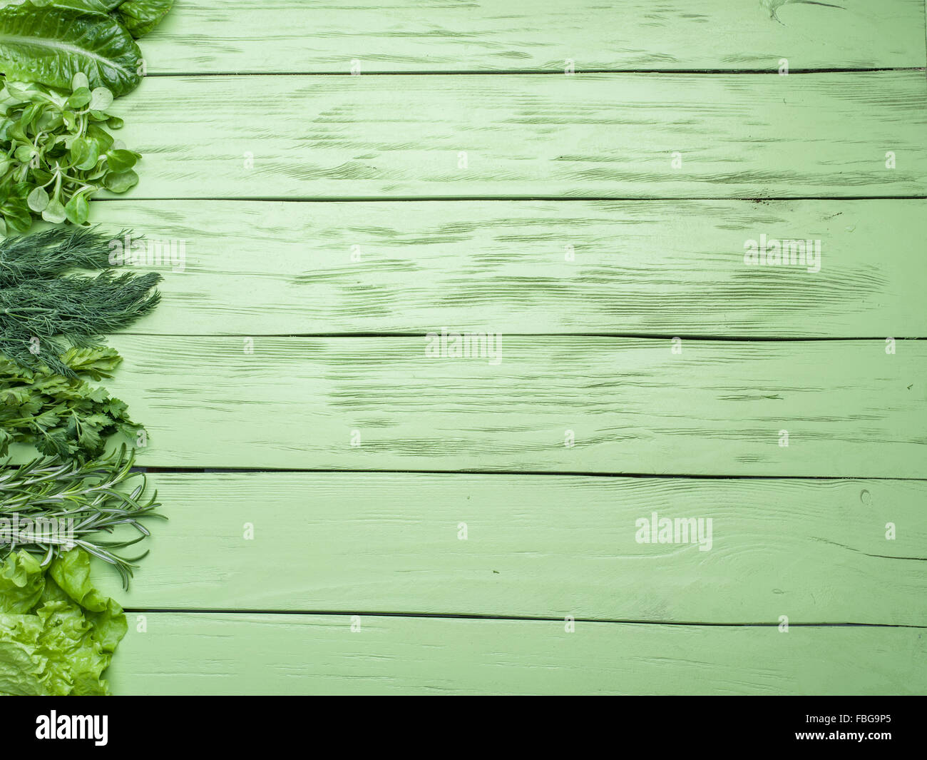 Les herbes vertes sur le fond en bois vert. Banque D'Images