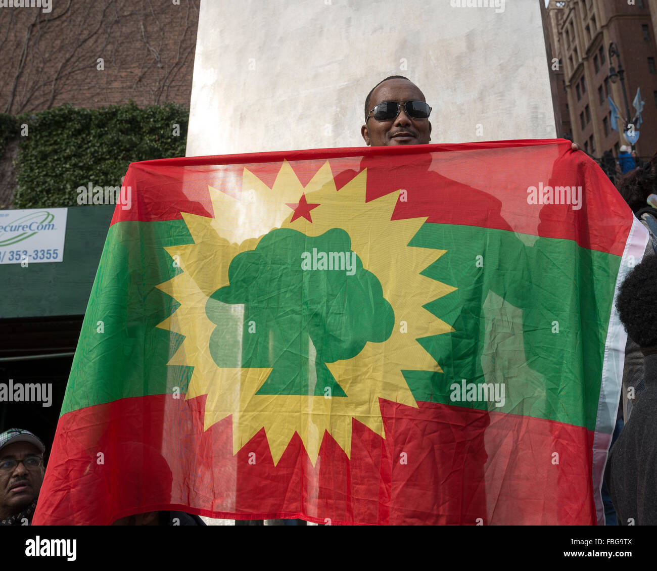 New York, États-Unis. 15 Jan, 2016. Un démonstrateur de Ralph Bunche Park est titulaire d'un Oromian drapeau. Plusieurs centaines de manifestants d'Ethiopian-American autour des États-Unis se sont réunis en face du siège des Nations Unies à New York pour exprimer leur colère face à la mort récente de plus de 140 manifestants en Ethiopie aux mains des forces de sécurité du gouvernement envoyés à contenir les protestations contre l'Addis Abba 'master plan.' Credit : Albin/Lohr-Jones Pacific Press/Alamy Live News Banque D'Images