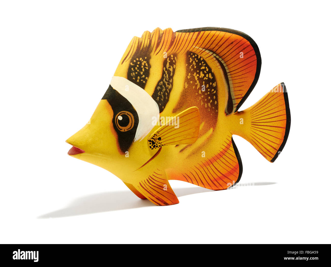 Seul mignon petit poisson exotique en bois modèle jaune sur fond blanc Banque D'Images
