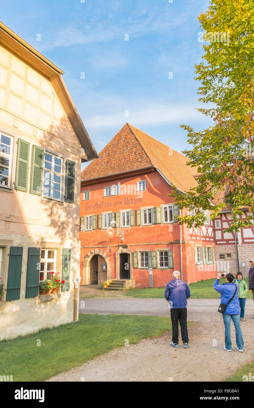 Visiteurs en face de la red ox inn desservant le musée en plein air, wackershofen, Schwäbisch Hall, Bade-Wurtemberg, Allemagne Banque D'Images