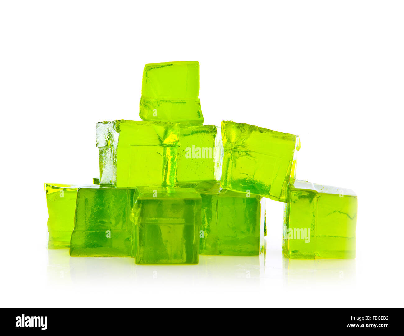 Les Cubes de gelée de citron vert sur un fond blanc Banque D'Images