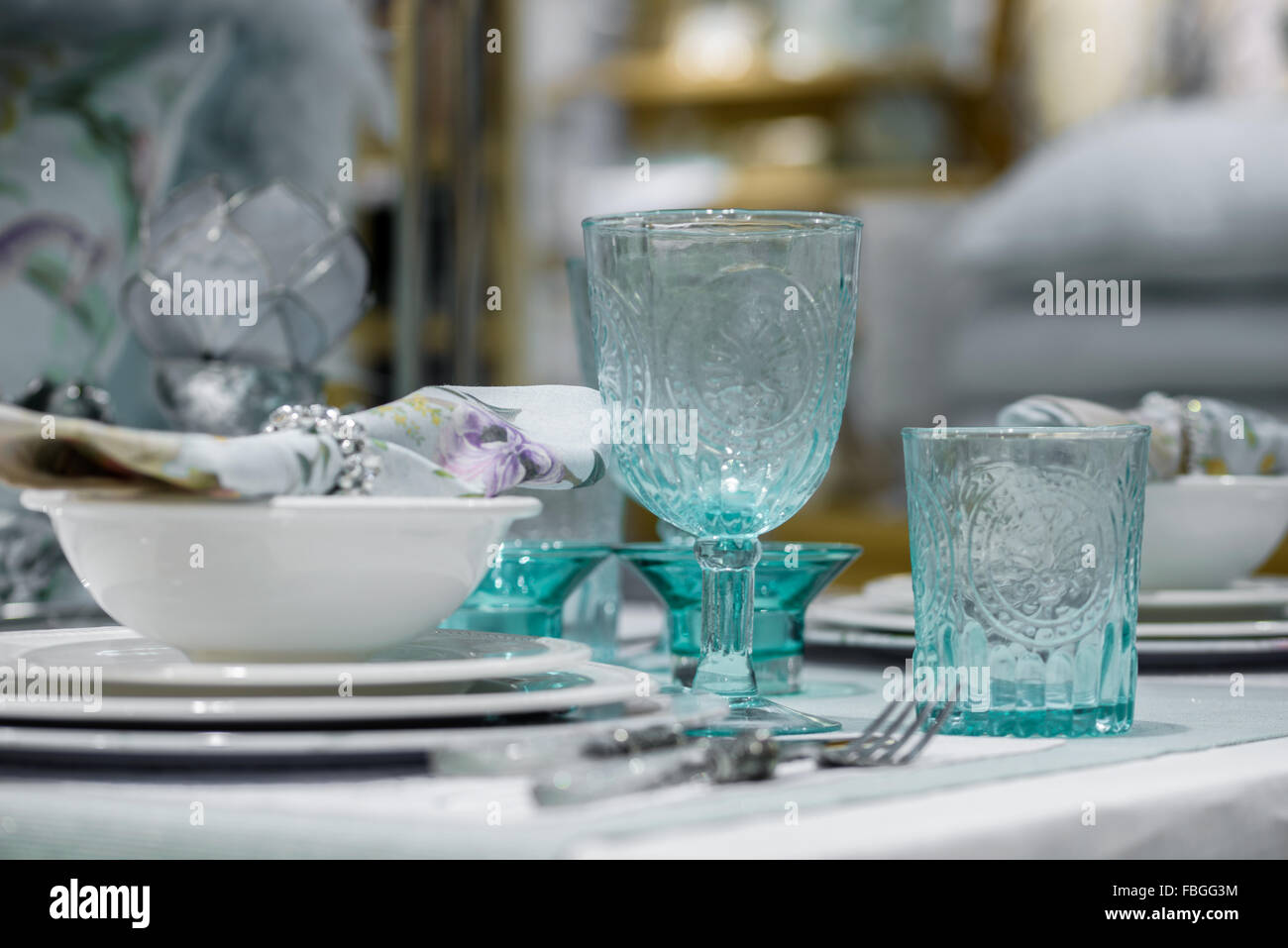 Lunettes bleu et les plaques sur la table Banque D'Images