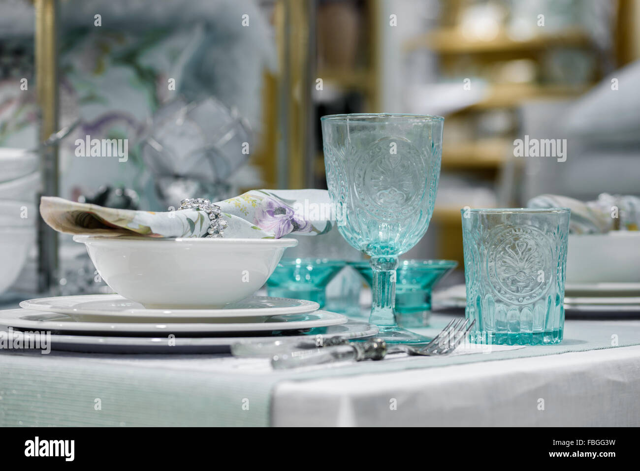 Lunettes bleu et les plaques sur la table Banque D'Images