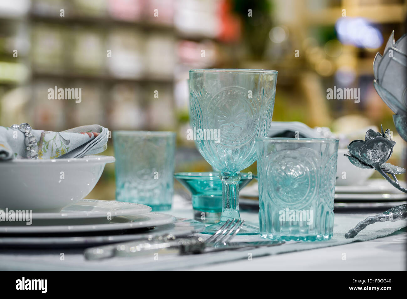 Lunettes bleu et les plaques sur la table Banque D'Images