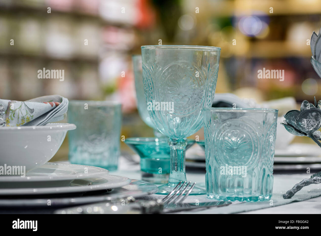 Lunettes bleu et les plaques sur la table Banque D'Images