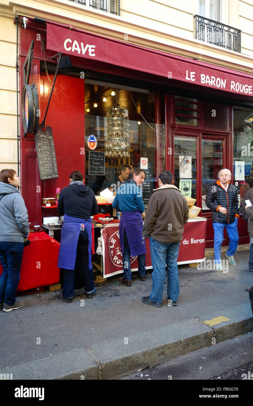 Le Baron Rouge, un bar à vin à proximité de marche d'Aligre, la vente des huîtres, Paris, France Banque D'Images