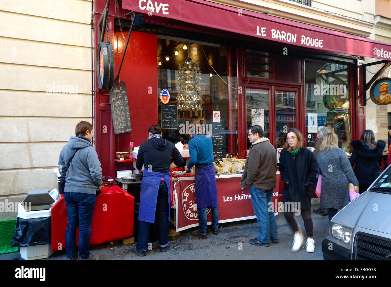 Le Baron Rouge, un bar à vin à proximité de marche d'Aligre, la vente des huîtres, Paris, France Banque D'Images