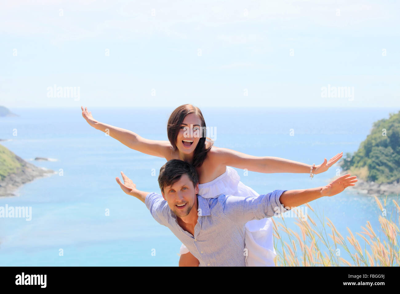 Cheerful couple en vacances au bord de mer Banque D'Images