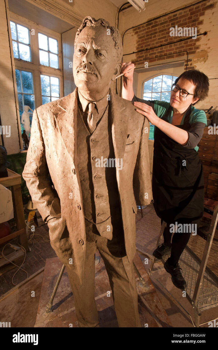 Hazel Reeves, sculpteur travaille sur la statue de Sir Nigel Gresley, le concepteur du Flying Scotsman, de Kings Cross Station. Banque D'Images