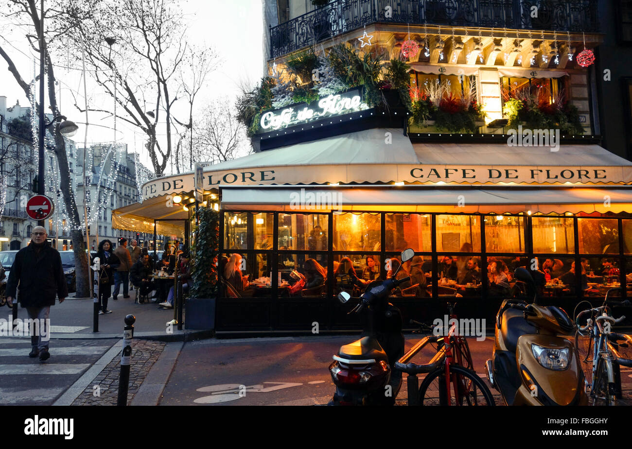 À l'extérieur terrasse du Café de Flore à Saint-Germain-des-Prés en lumière du soir, Paris, France. Banque D'Images