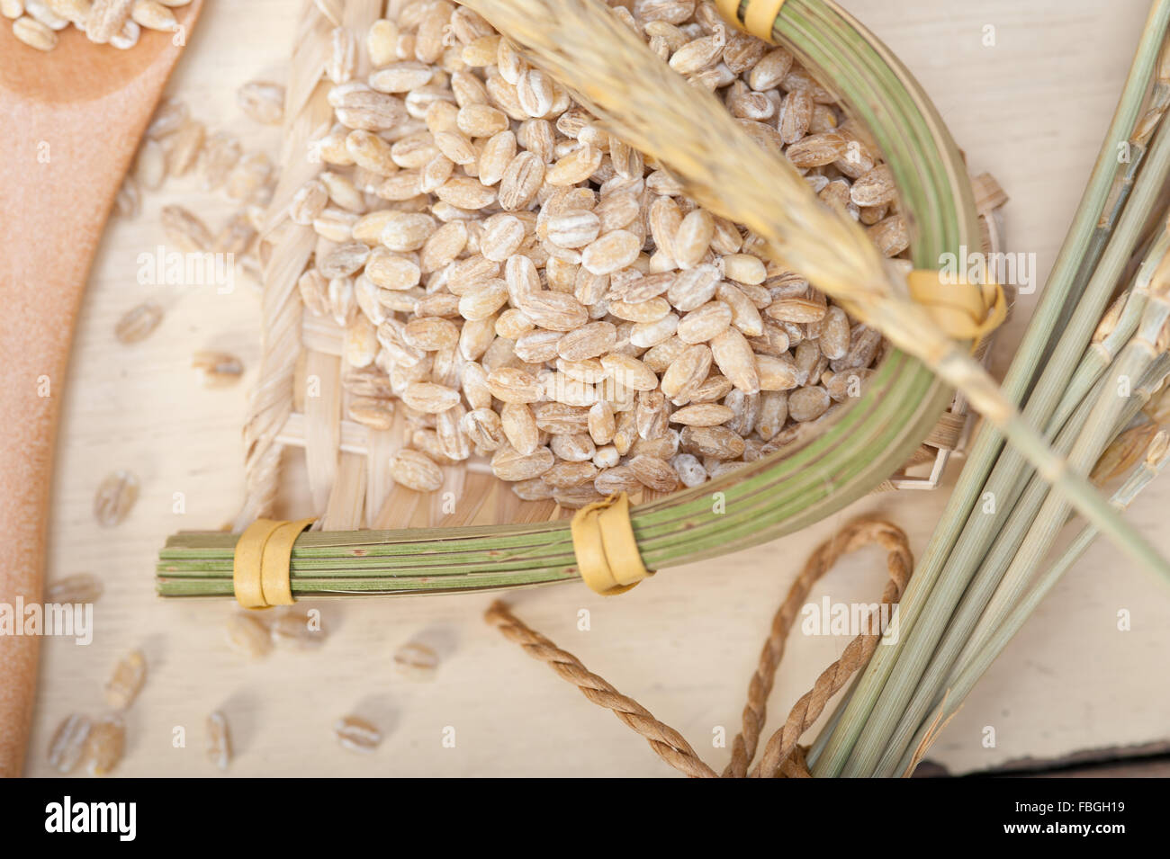 Plus de grains de blé biologique table rustique en bois closeup macro Banque D'Images