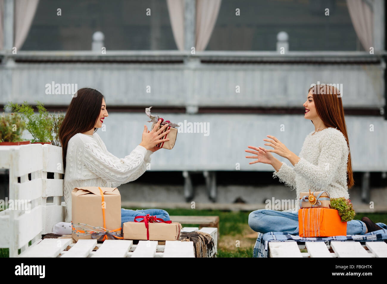 Les filles se jette à l'autre des cadeaux Banque D'Images