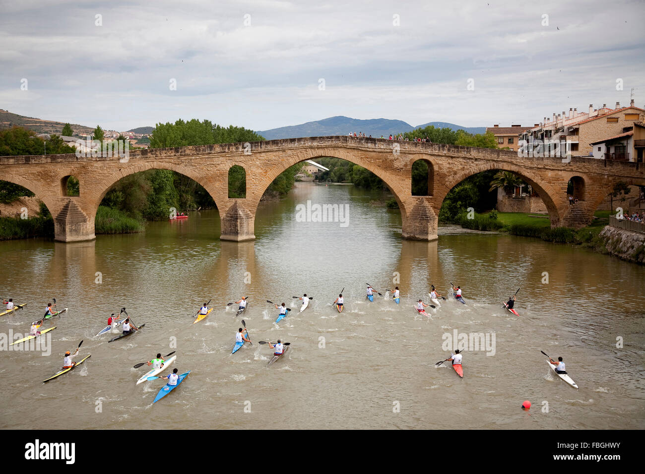 Romanica puente pont sur l'Arga, Camino de Santiago ou le chemin de Saint Jacques, Puente la Reina, Pamplona, Navarra, Espagne Banque D'Images