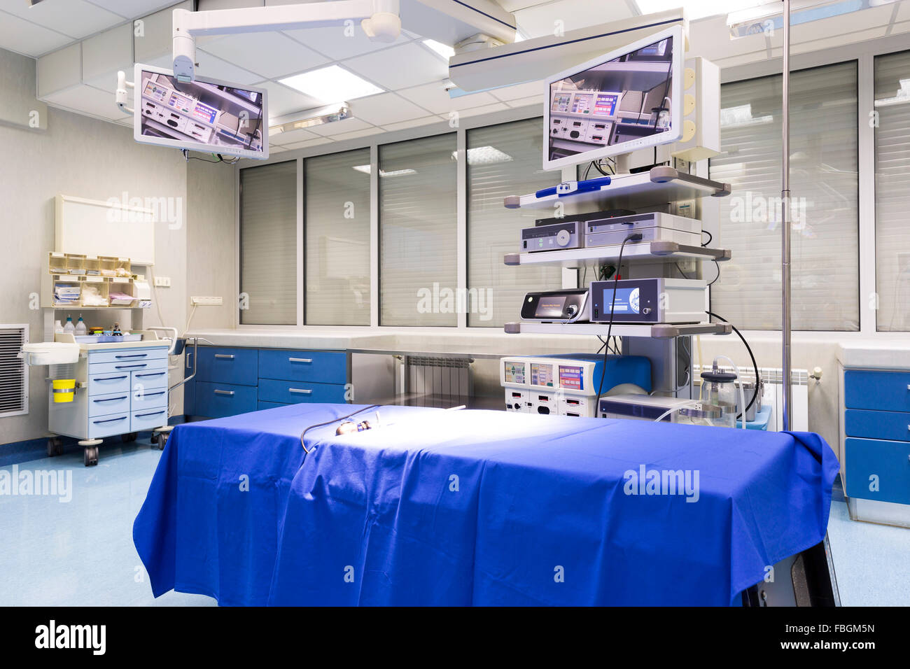 Nouvelle salle d'opération dans un hôpital moderne. Banque D'Images
