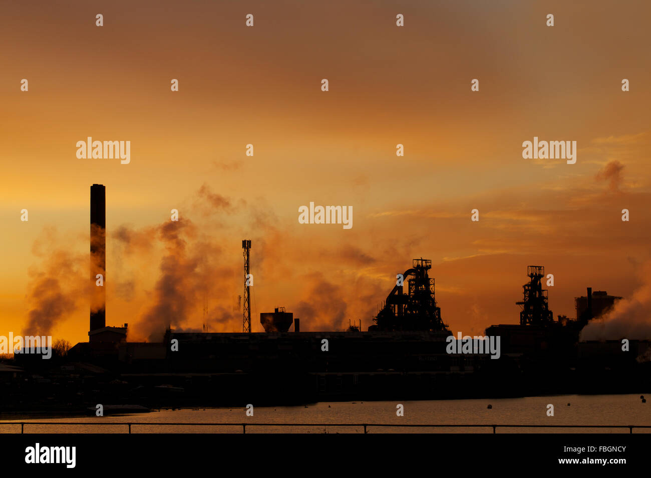 Tata Steel works, Port Talbot, Pays de Galles, Royaume-Uni. 16 janvier 2016. L'aube sur Tata Steel works, Port Talbot, annonce une semaine difficile à venir avec de nombreuses pertes d'emploi prévu. Annonces sont prévues dès lundi, avec jusqu'à 800 travailleurs forcasted en acier à perdre leur emploi. Credit : Haydn Denman/Alamy Live News Banque D'Images