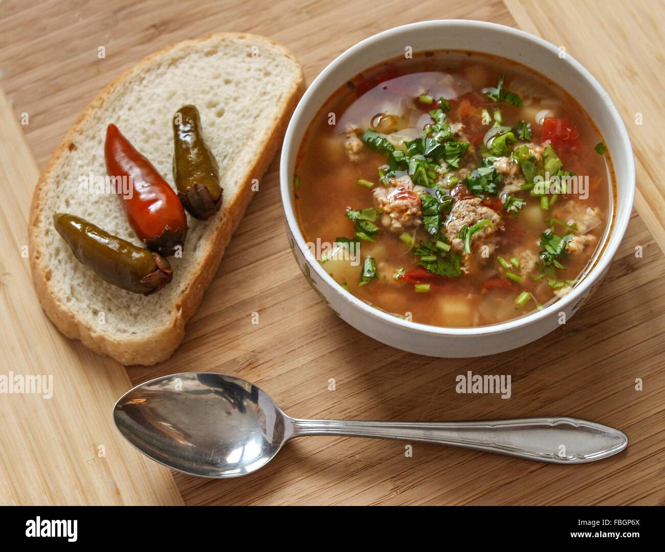 Nourriture - soupe avec les boulettes de viande avec le piment et le pain - fond bois Banque D'Images