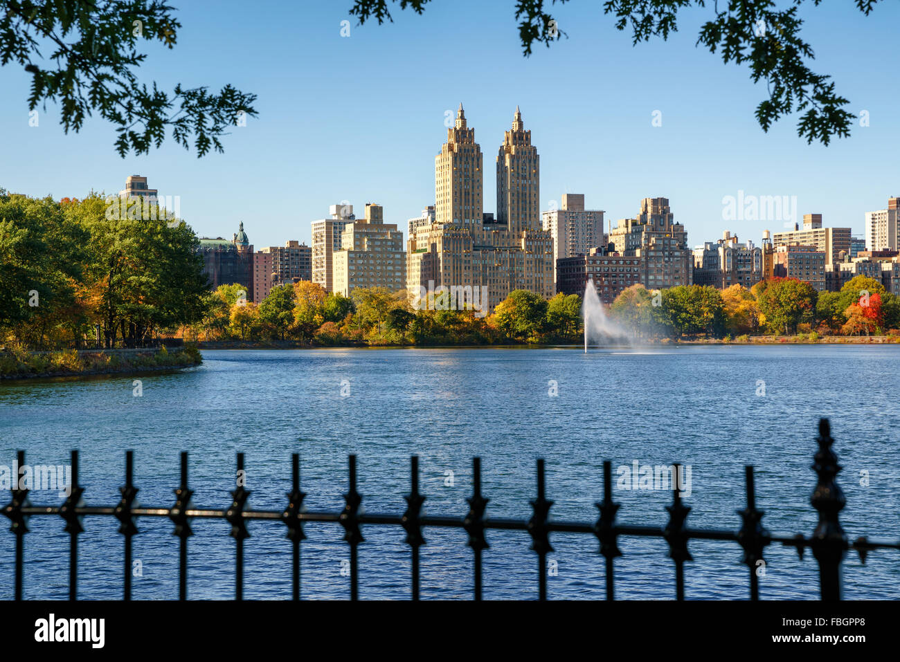 Upper West Side de Manhattan avec feuillage d'automne et Jacqueline Kennedy Onassis Reservoir fontaine. Central Park West, New York City Banque D'Images