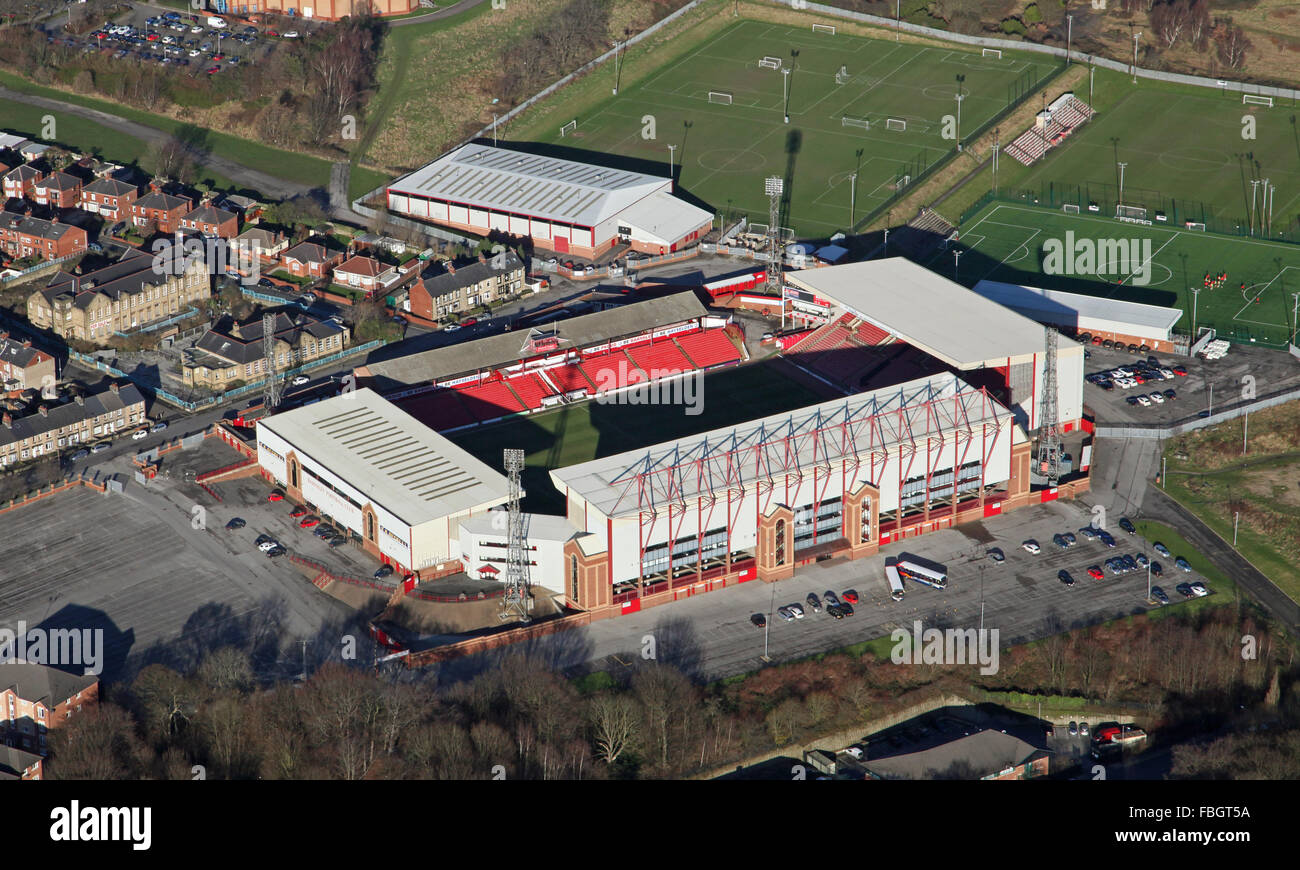 Vue aérienne du terrain de football FC Barnsley Oakwell Stadium, South Yorkshire, UK Banque D'Images