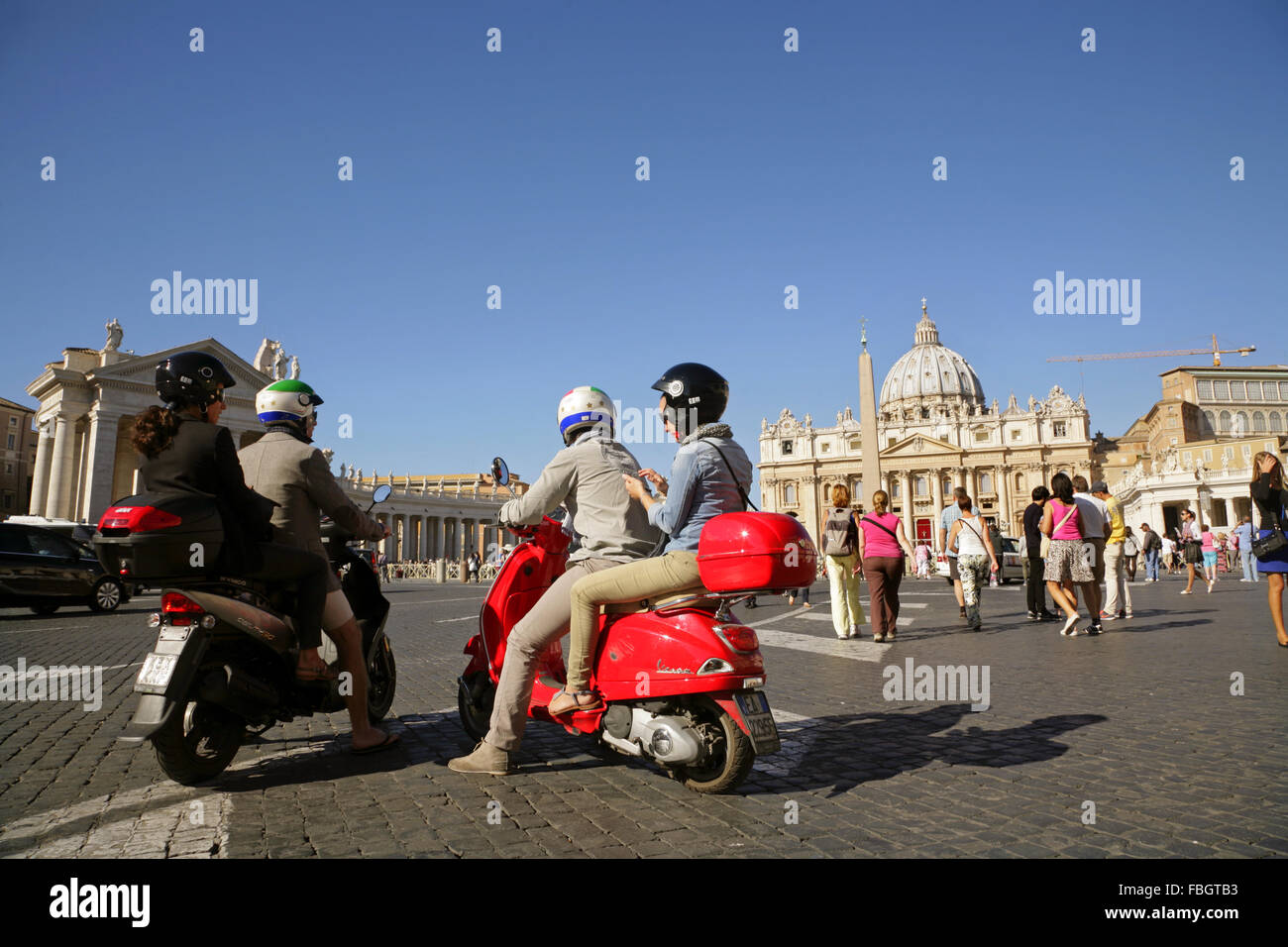 Les gens sur motorscooters près de la Basilica di San Pietro (St. Peter's), Cité du Vatican, Rome, Italie Banque D'Images
