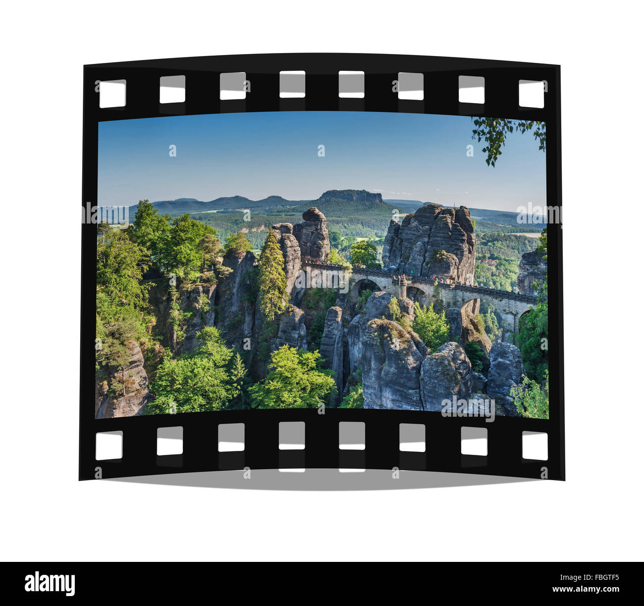 Rock formation Bastei (Bastion) et la montagne de la table Lilienstein, Lohmen, la Suisse saxonne près de Dresde, Saxe, Allemagne, Europe Banque D'Images