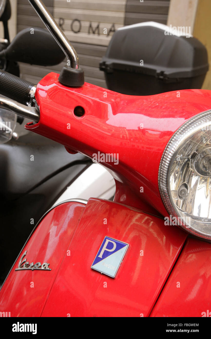 Vespa Piaggio rouge motorscooter, Rome, Italie. Banque D'Images