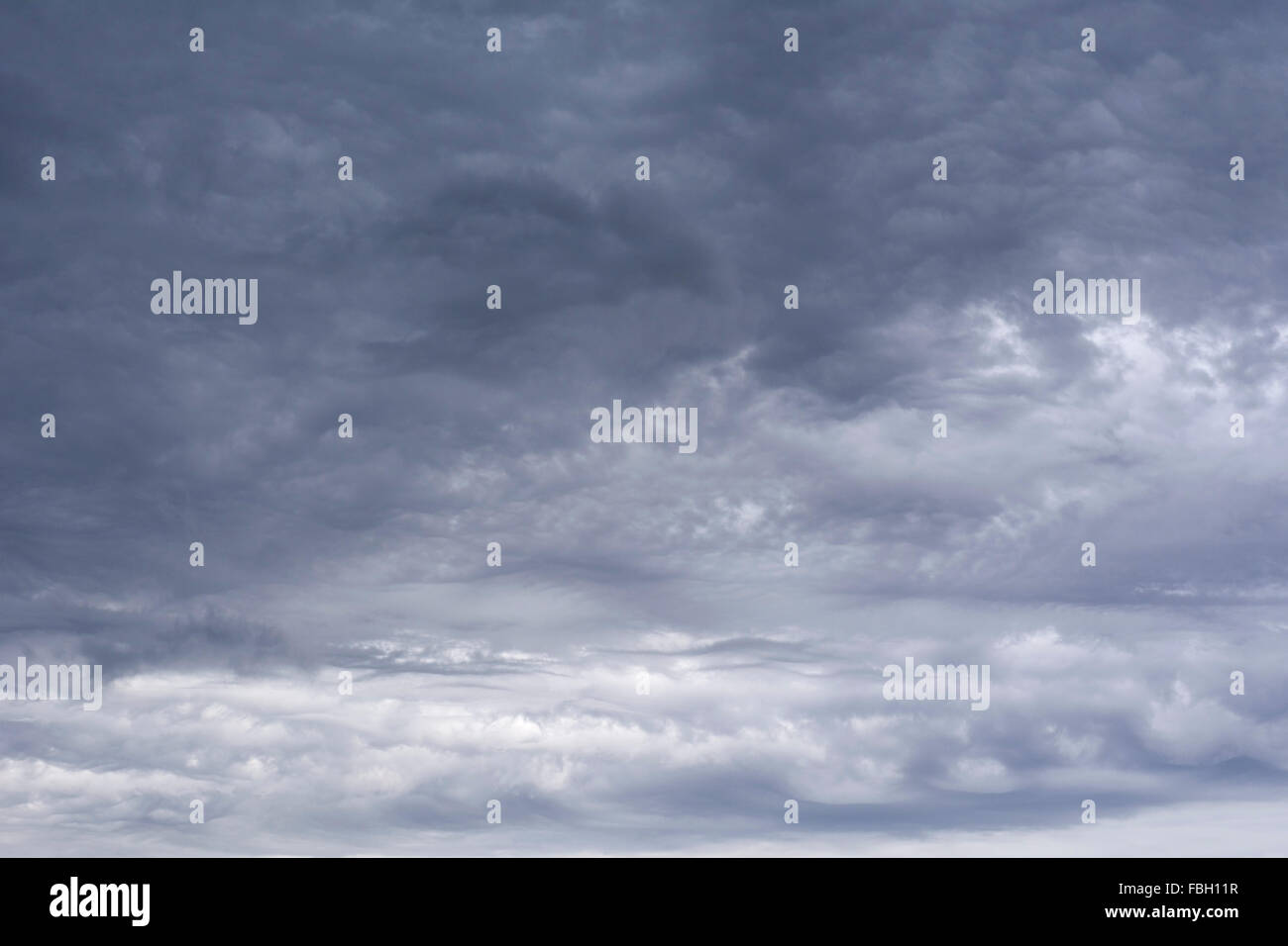 Les nuages de tempête sombre se déplaçant dans le ciel. Banque D'Images