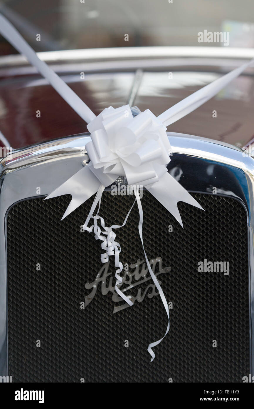 Fleur et ruban blanc sur une Austin Six sur une voiture de mariage jour du mariage Banque D'Images