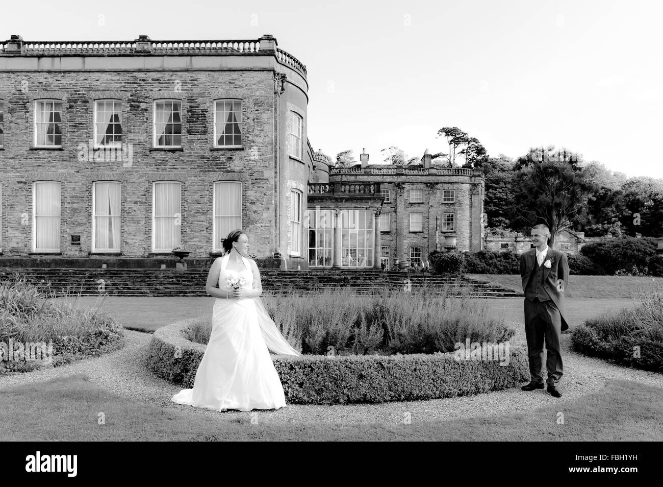 Mariée et le marié sont représentés dans le parc de Bantry House and Gardens, West Cork, Irlande, le jour de leur mariage. Banque D'Images