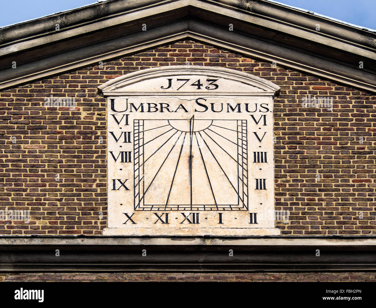 LONDRES, Royaume-Uni - 11 OCTOBRE 2015 : Sundial sur la mosquée Jamme Masjid de Brick Lane, à l'angle de Fournier Street et de Brick Lane Banque D'Images