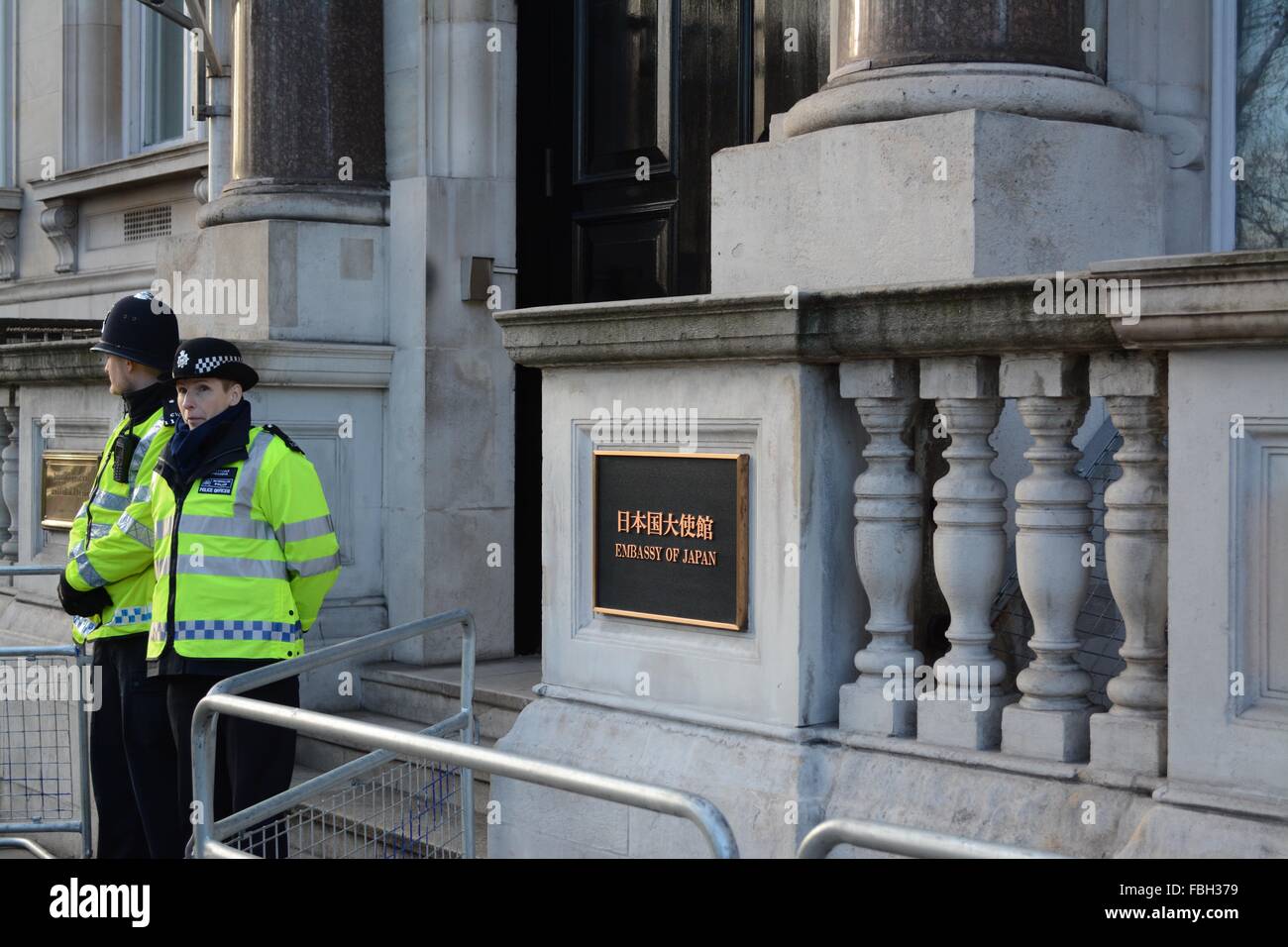 Londres, Angleterre. 16/jan/2016 montent la garde de la police à l'extérieur de l'ambassade du Japon à la suite de manifestations anti-chasse au dauphin. Crédit : Marc Ward/ Alamy Live News Banque D'Images