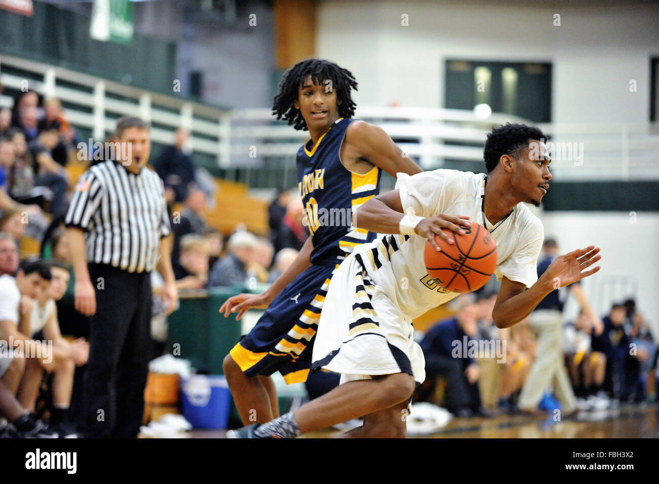 High school player entraîne le départ et passé un défenseur alors qu'il dribble vers le panier. USA. Banque D'Images