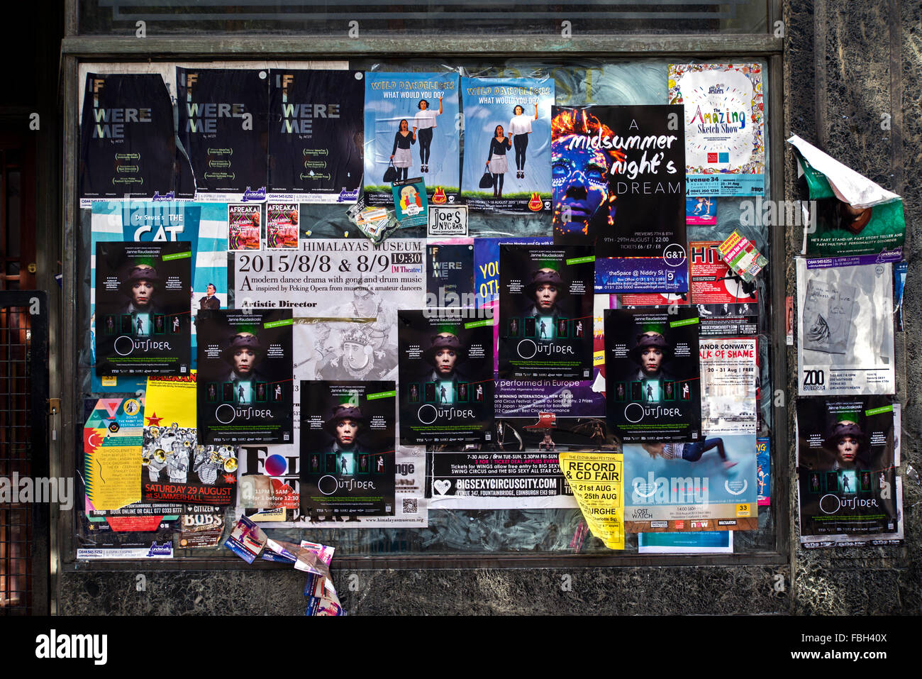 La publicité des affiches sur l'Edinburgh Fringe Festival sur la fenêtre d'un magasin à l'abandon. Banque D'Images