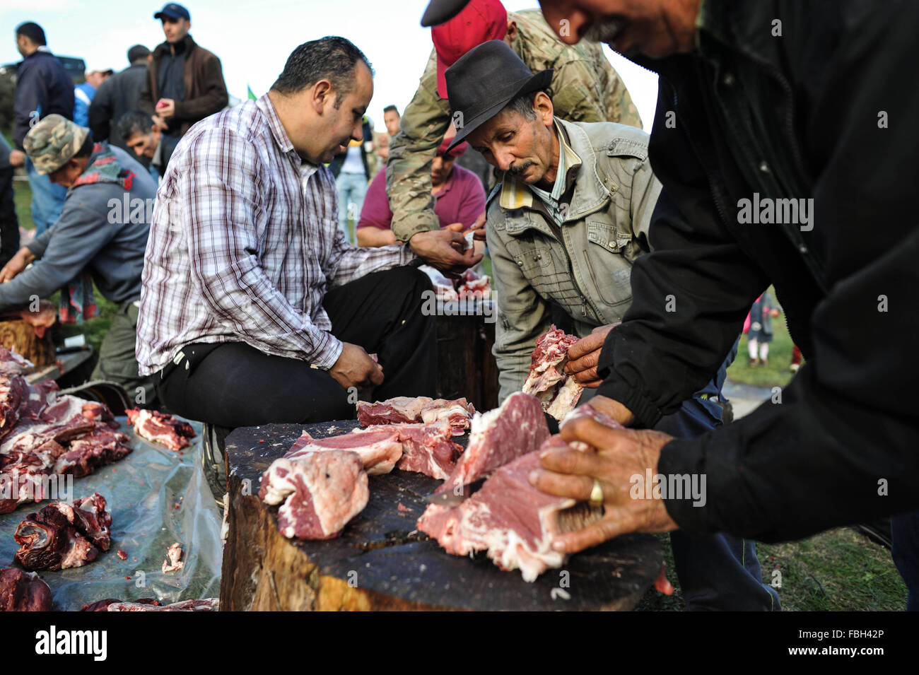 Algérie - Tizi Ouzou ,Janvier 8,2016 La célébration de Yennayer 2966 le Nouvel an berbère dans le village MEZEGUENE des tops montagne de la Kabylie va voir l'abattage et la découpe des carcasses de veaux 10 puis la distribution de la viande Banque D'Images