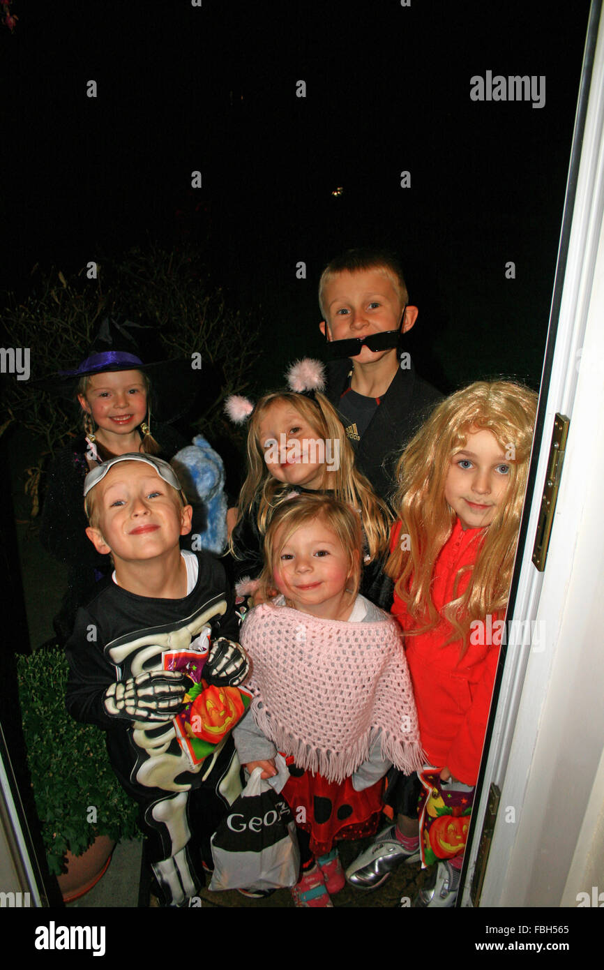 Les enfants trick ou de se faire soigner sur Halloween nuit Sandbach Cheshire Angleterre ROYAUME-UNI Banque D'Images