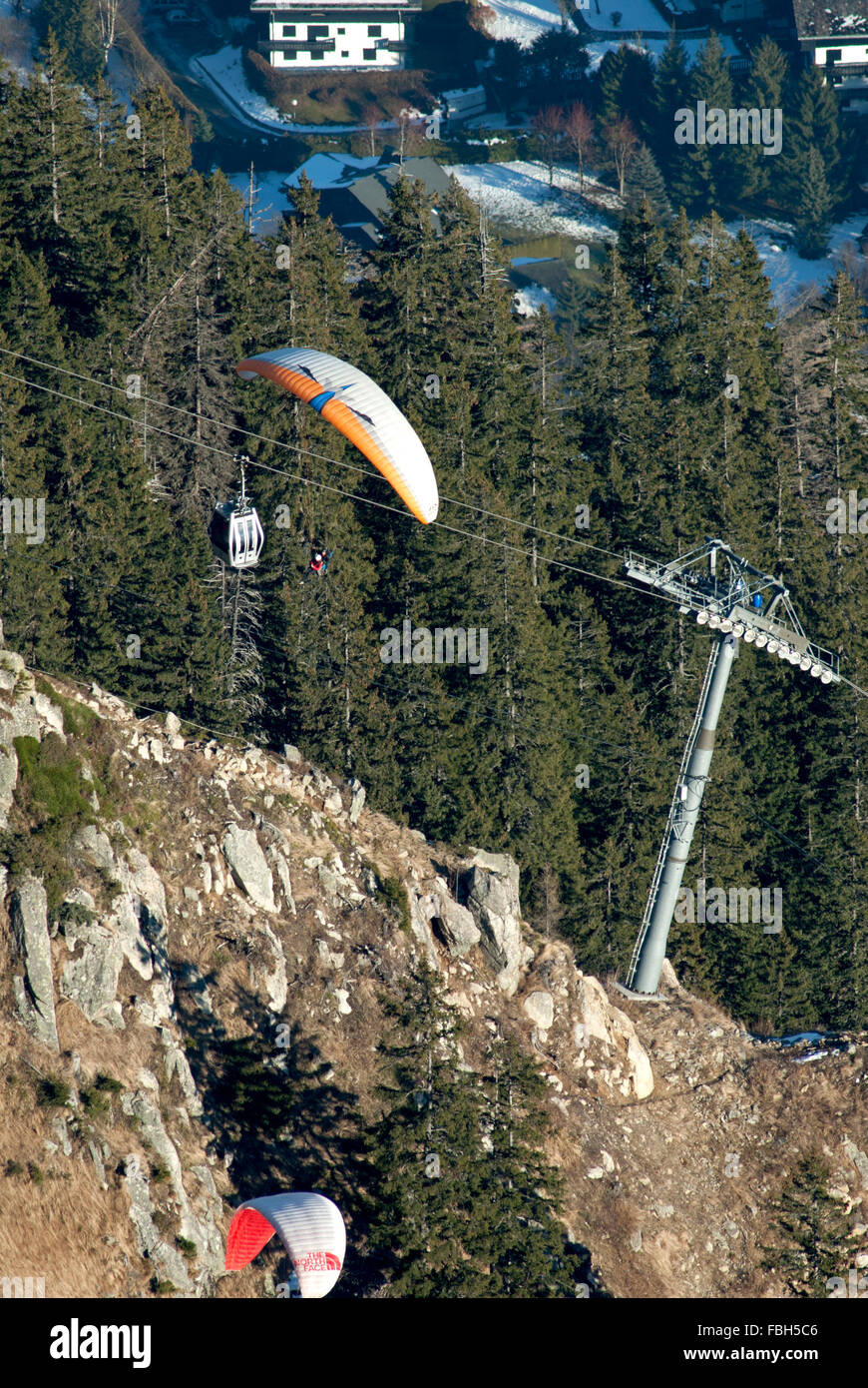 Pilote parapente voler son aile fermer aux câbles d'un téléski sur le Brévent, dans la vallée de Chamonix Banque D'Images