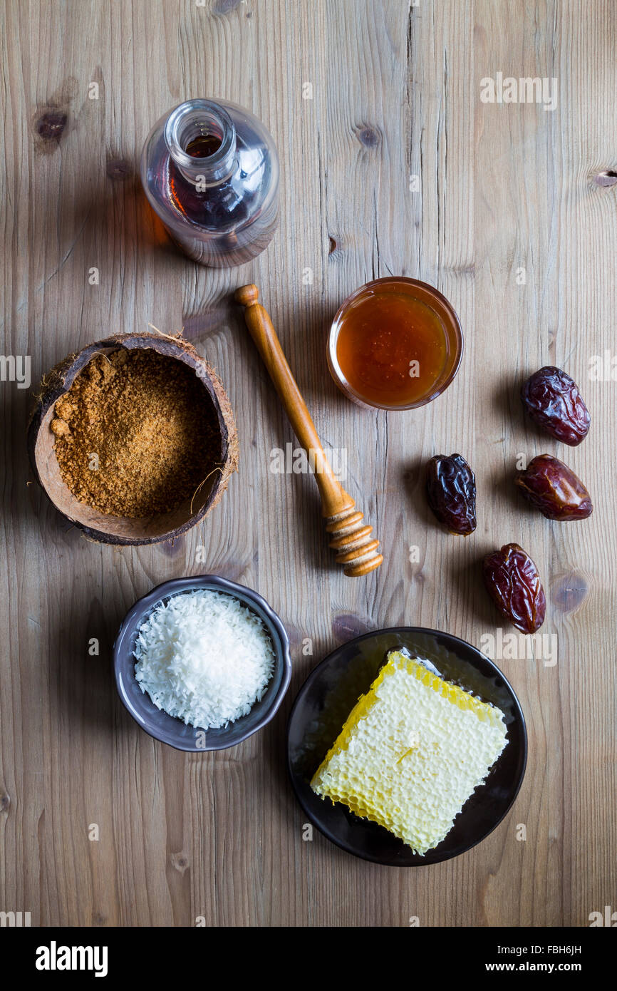 Le sirop de miel et sucre coco dates Banque D'Images