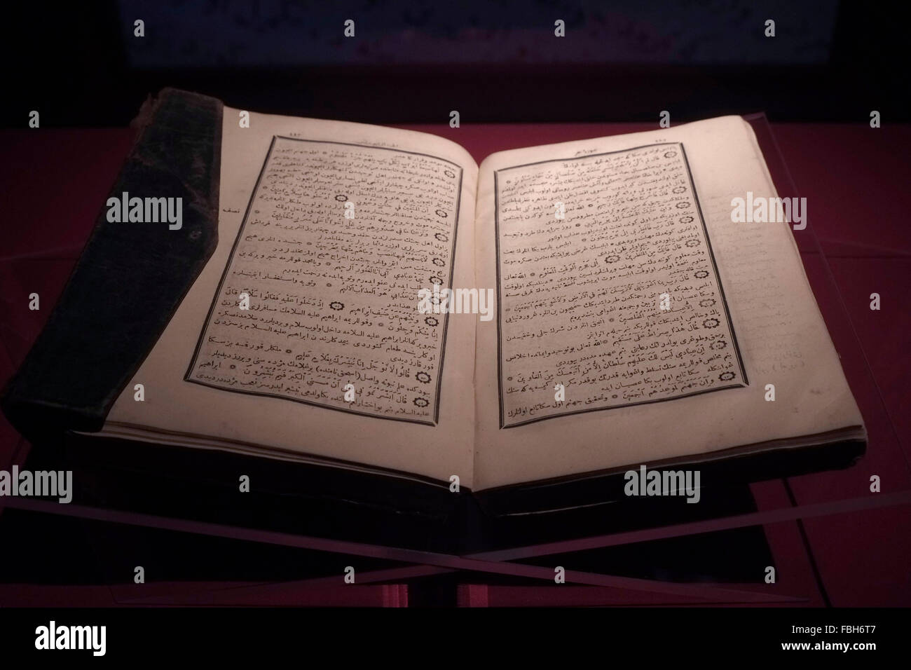 Vieux livre Coran affiché dans le palais des Chahs de la du 14e siècle à Icheri Sheher qui est le coeur historique de Bakou énumérés dans la liste des sites du patrimoine mondial de l'Unesco dans la ville de Bakou en Azerbaïdjan Banque D'Images