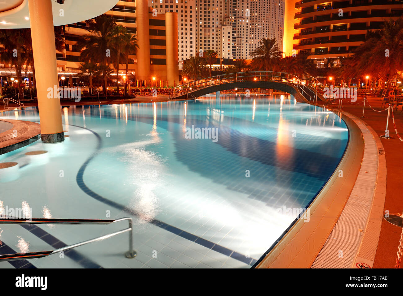 La piscine de l'hôtel de luxe dans l'éclairage de nuit, DUBAÏ, ÉMIRATS ARABES UNIS Banque D'Images
