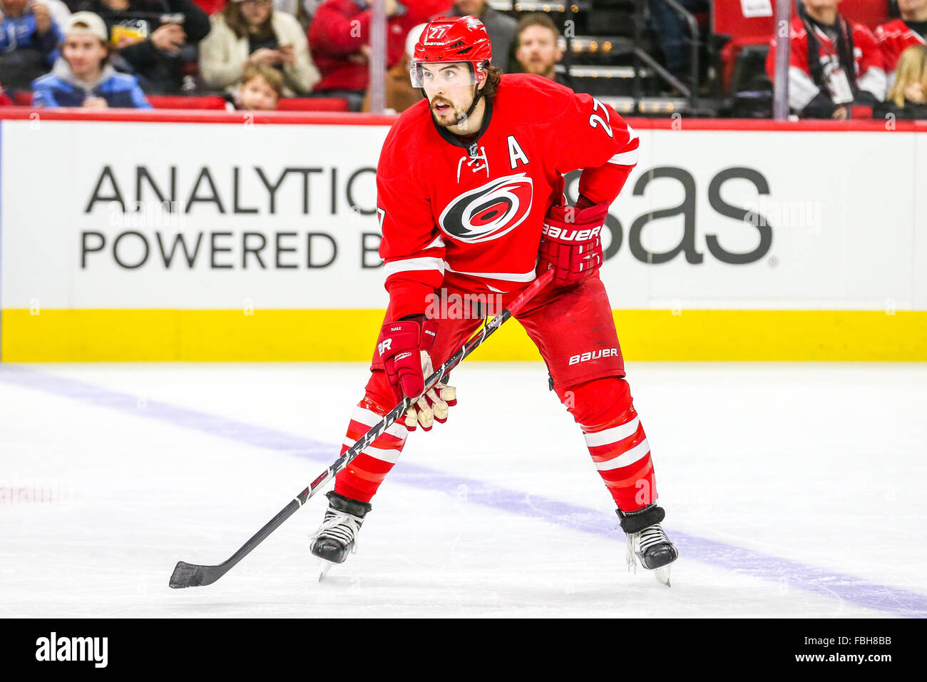 Le défenseur des Hurricanes de la Caroline Justin Faulk (27) au cours de la partie de la LNH entre les Penguins de Pittsburgh et les Hurricanes de la Caroline au PNC Arena. Banque D'Images