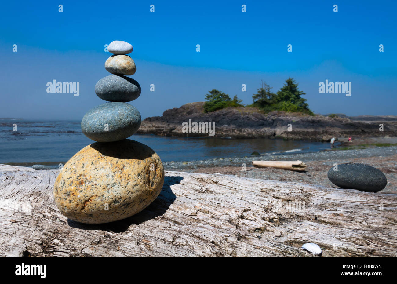 Pyramide de pierres sur la plage Banque D'Images